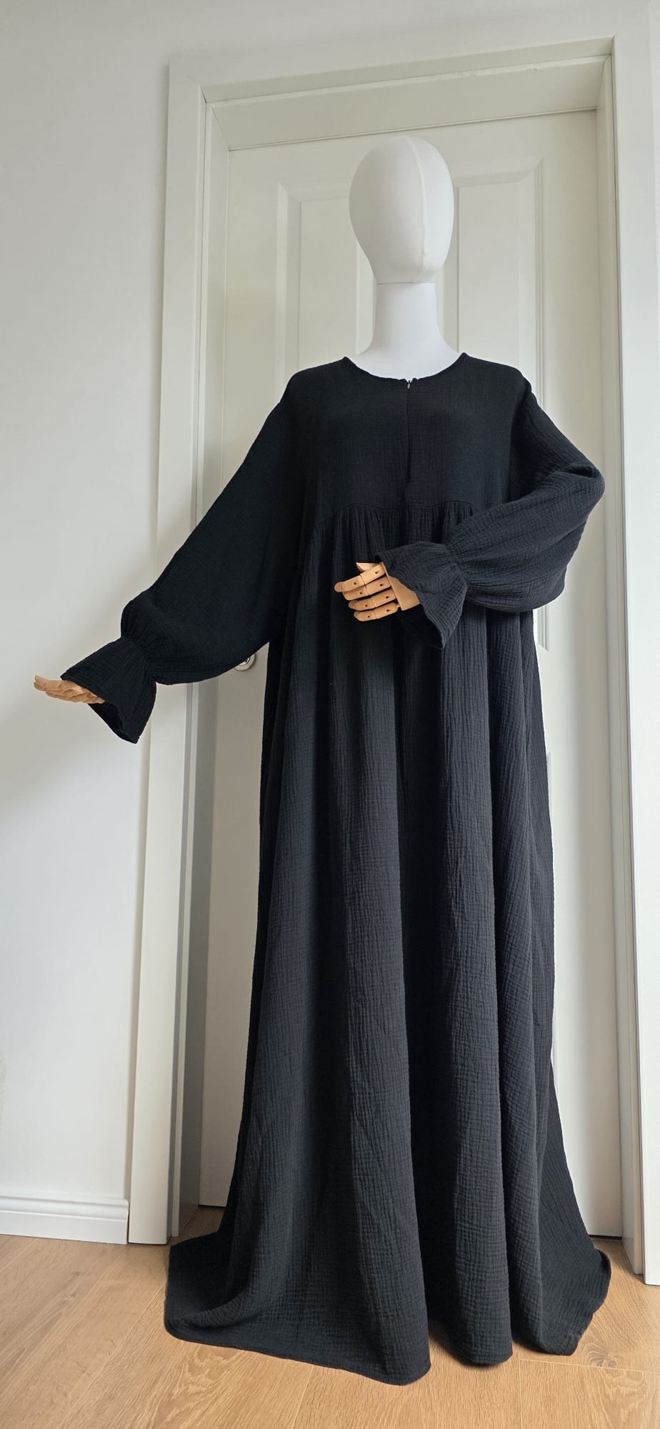 „Schwarzes Musselin Maxikleid für Damen mit langen Ärmeln und lockerem Schnitt – elegantes, schlichtes Abaya-inspiriertes Kleid für einen minimalistischen Look“