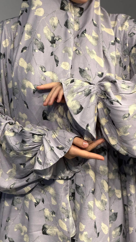 Detail der grauen Abaya Qamarah mit gerafftem Ärmel und goldenen Blättern
