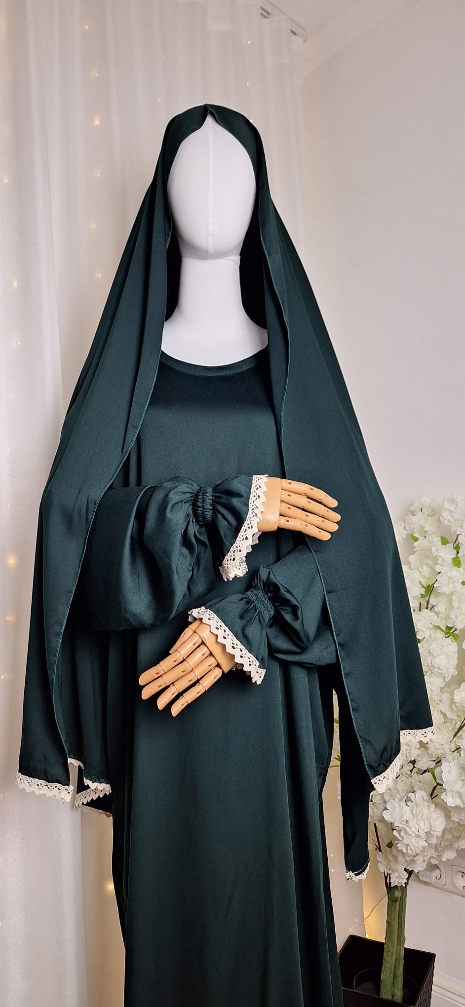 Ganzkörperaufnahme der Afnan Abaya mit klassischen Details und feinem Stoff.