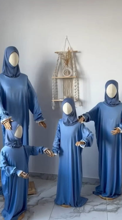 Abaya Set „Sema“ als vollständiges Familienset, inklusive Mama und drei Kindern, modern inszeniert.