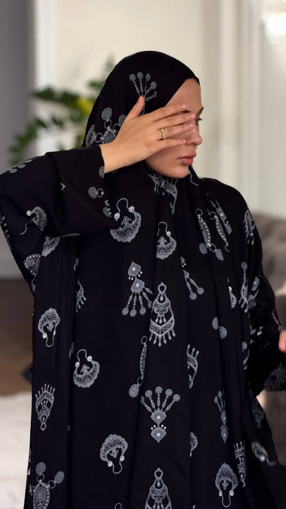 Schwarzes Abaya Set Amira in voller Länge mit silberfarbenen Ornamenten und fließender Passform