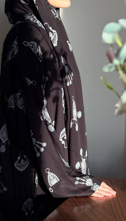 Abaya Set Amira mit silberfarbenen orientalischen Ornamenten auf schwarzem Stoff