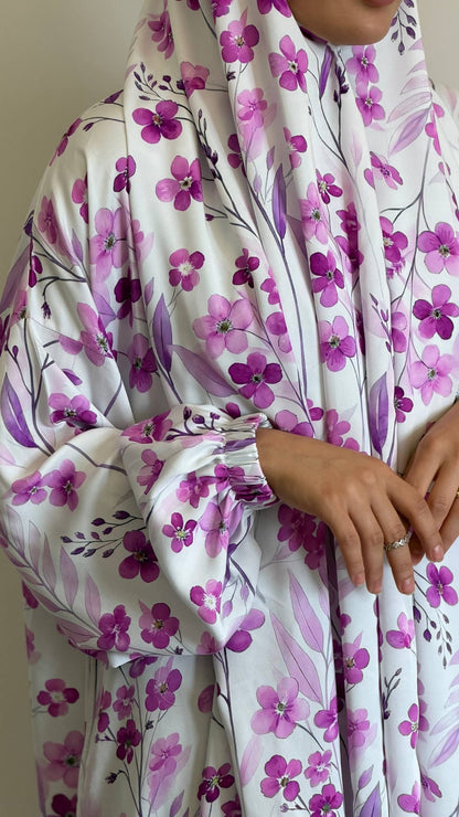 Rückansicht der Hadiqat Naeema Abaya mit floralem Design und fließendem Schnitt
