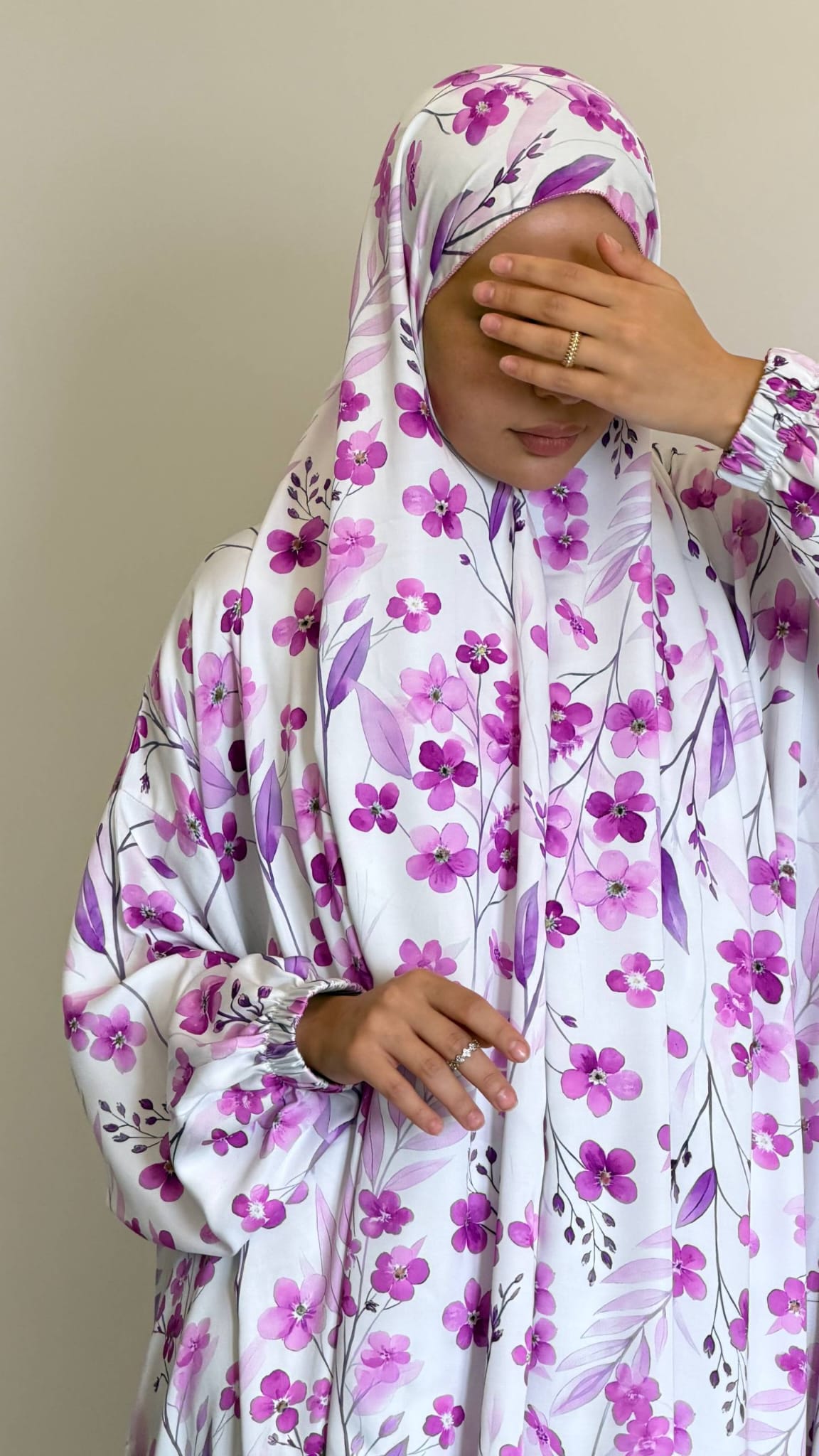 Abaya Set Hadiqat Naeema aus Cupro-Viskose mit floralem Muster und Kopftuch