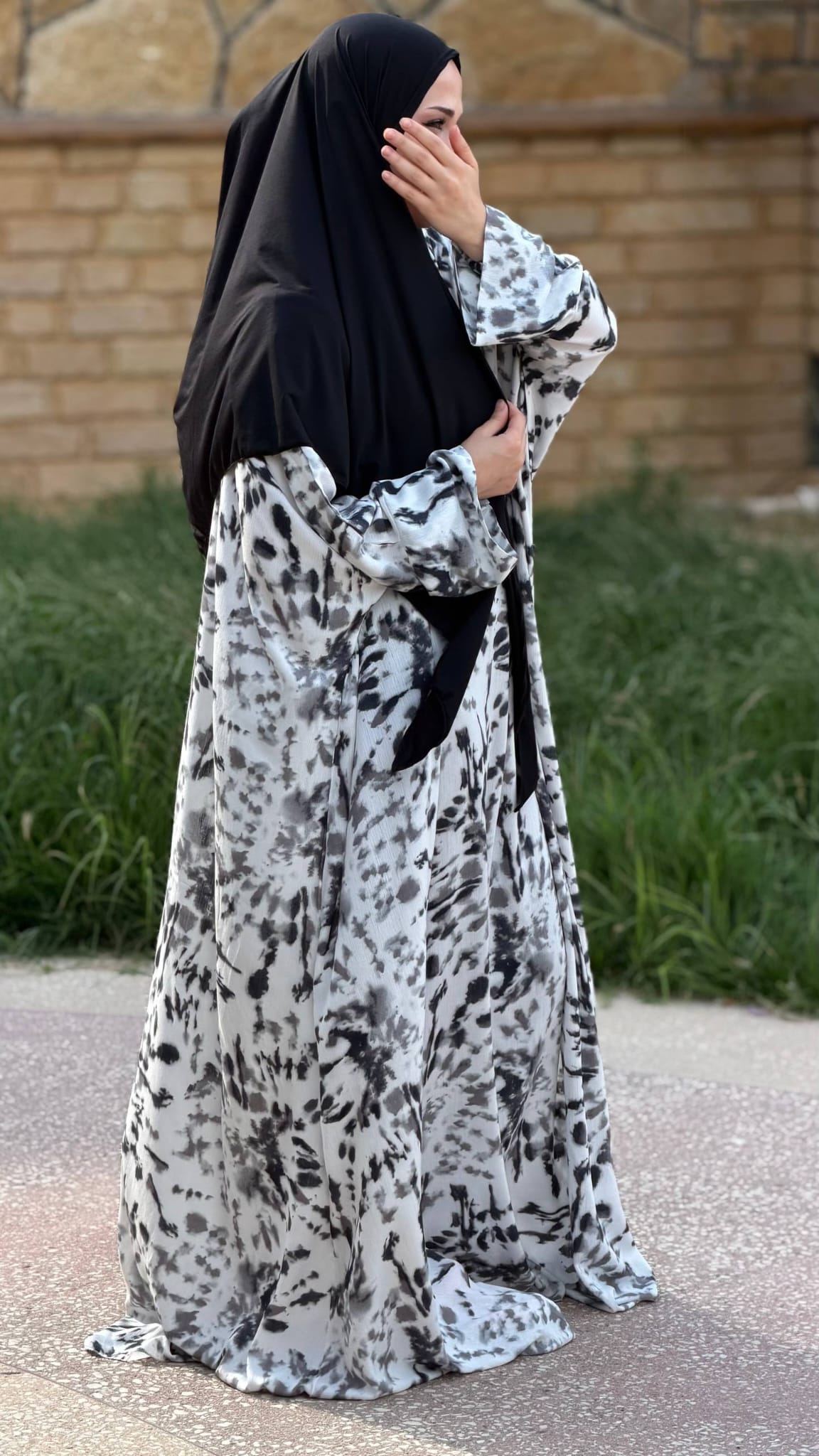Abaya Set White Pearl in Weiß Schwarz mit schwarzem Dreieck-Kopftuch