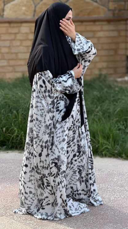 Abaya Set White Pearl in Weiß Schwarz mit schwarzem Dreieck-Kopftuch