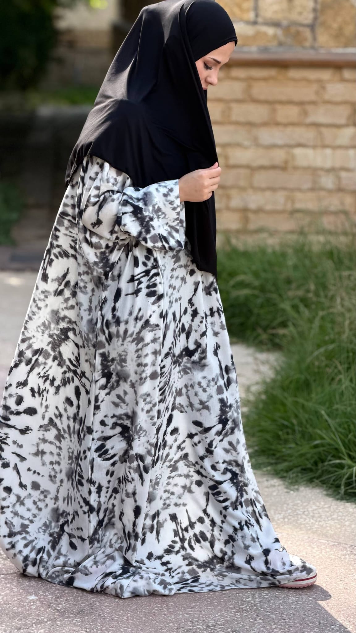 White Pearl Butterfly Abaya aus Leinenviskose in der Rückansicht