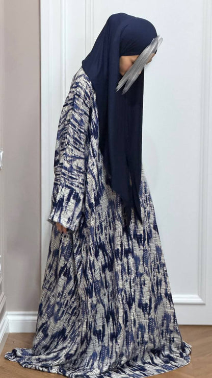 Asiya Butterfly Abaya Seitenansicht mit angenähtem Kopftuch