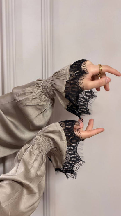Elegante goldene Abaya Dhahabiya aus Viskose mit schwarzer Spitze