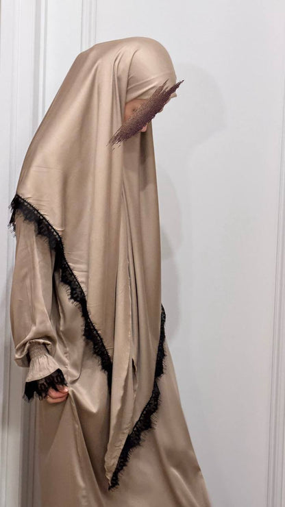 Dhahabiya Abaya Set aus goldener Viskose mit schwarzer Spitze und passendem dreieckigem Kopftuch