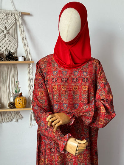 Einzelansicht des Andalus Kleides – kräftige Farben, harmonisch kombiniert mit schlichtem Khimar.