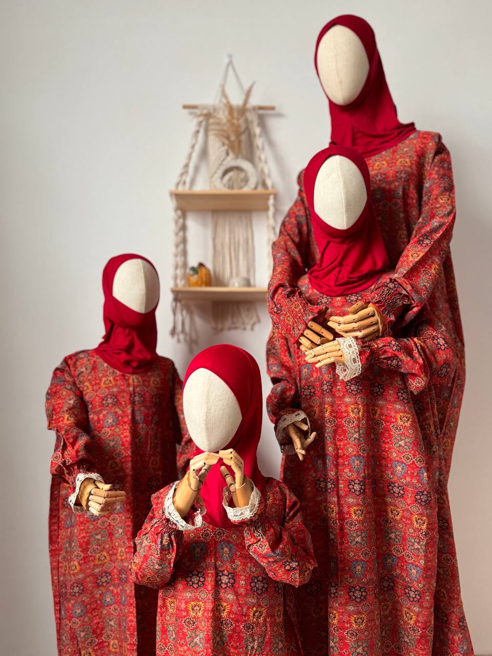 Komplett-Set Andalus von links fotografiert – stilvoller Auftritt für die ganze Familie.