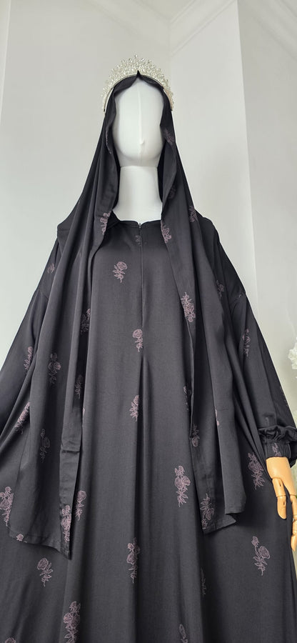 Detailansicht der Rosenstickerei auf schwarzer Premium-Viskose der Halfeti Rose Abaya