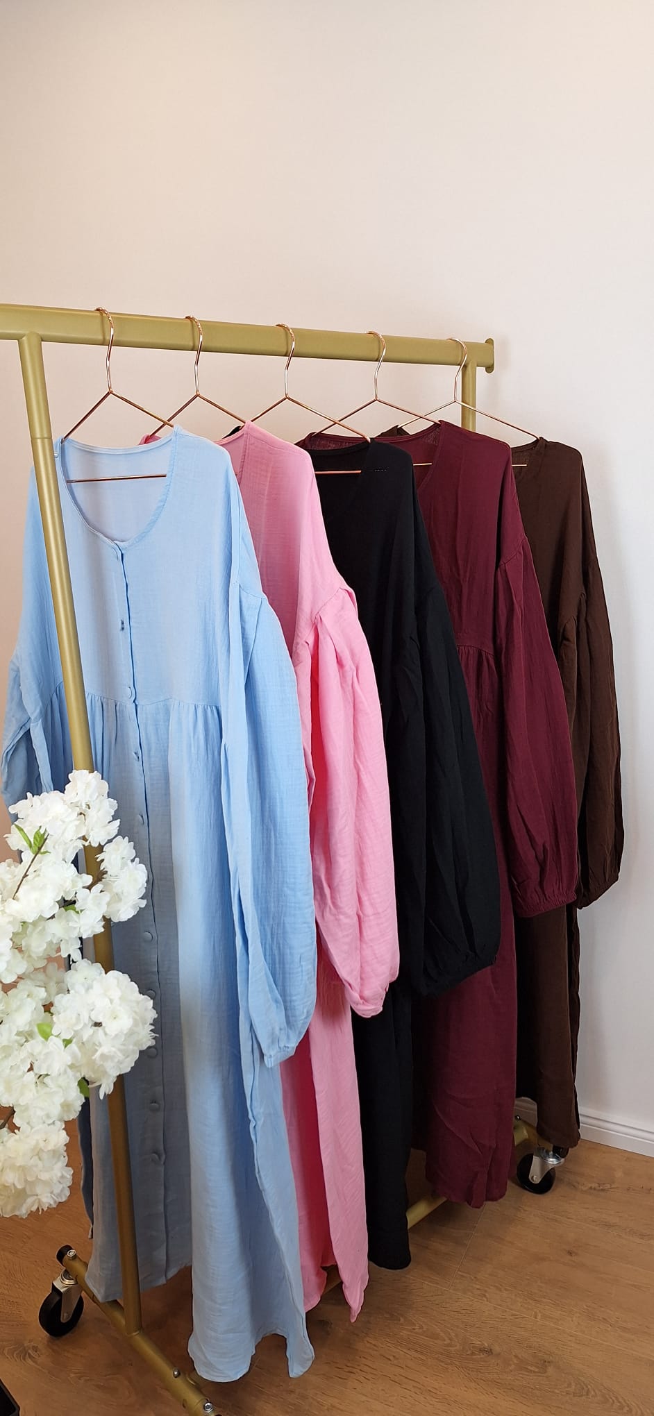 Detailansicht der Knopfleiste beim Musselin Kleid aus 100 % Baumwolle