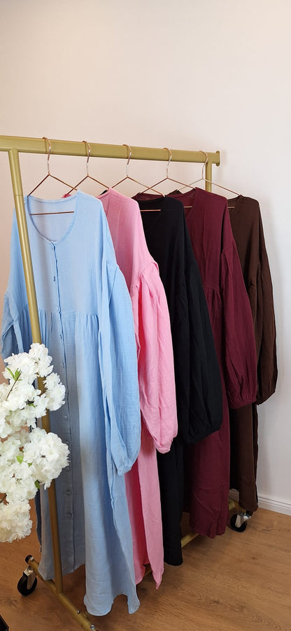 Detailansicht der Knopfleiste beim Musselin Kleid aus 100 % Baumwolle