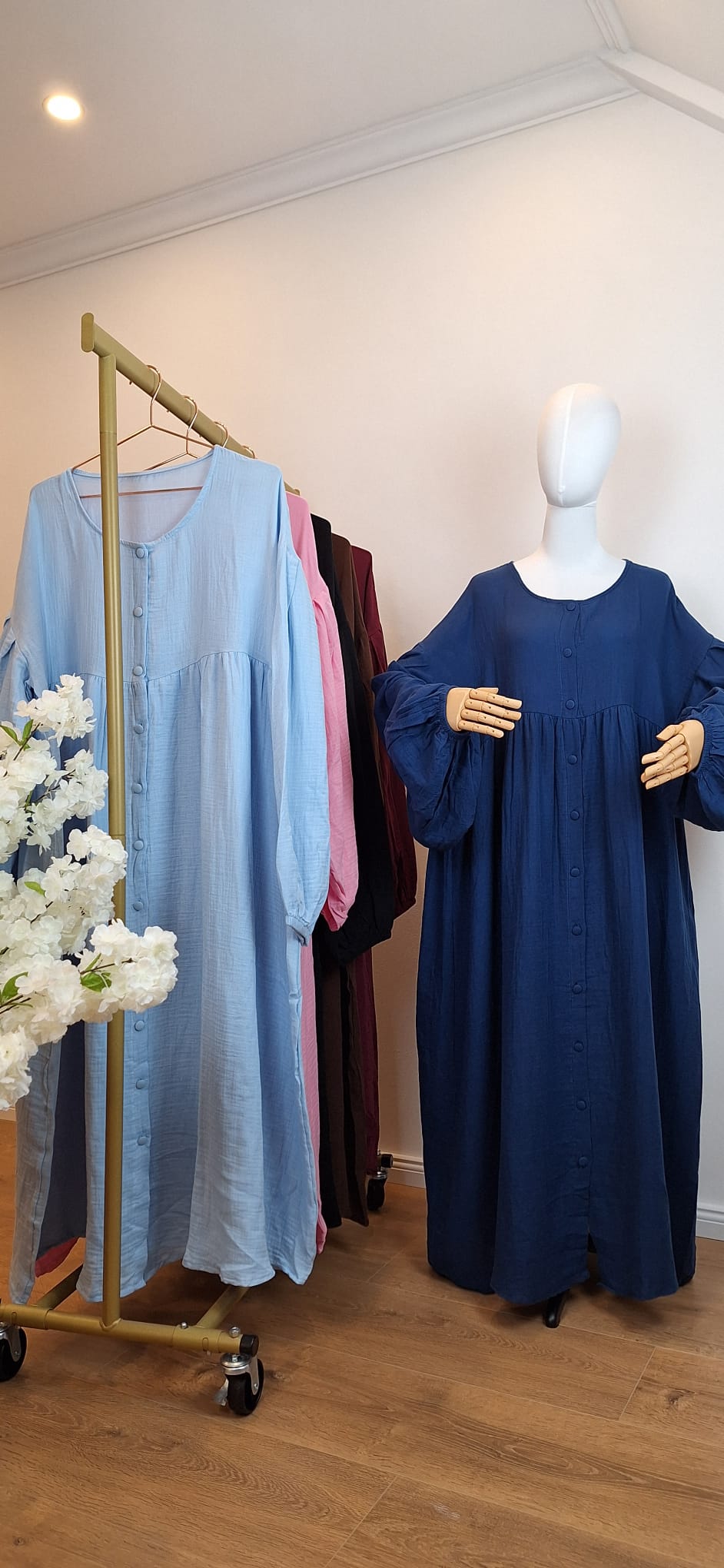 Musselin Kleid in verschiedenen Farben: Hellblau, Rosa, Bordeaux, Braun, Schwarz und Dunkelblau